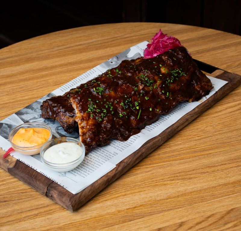 Stadtlander spareribs met rodekoolsalade op een houten plank